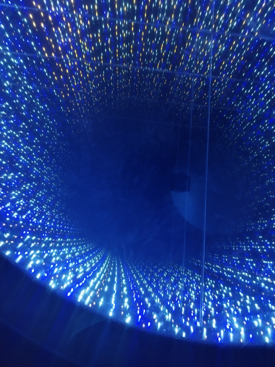 Eksponat "Wielkie pytania" z Pasażu Odkryć